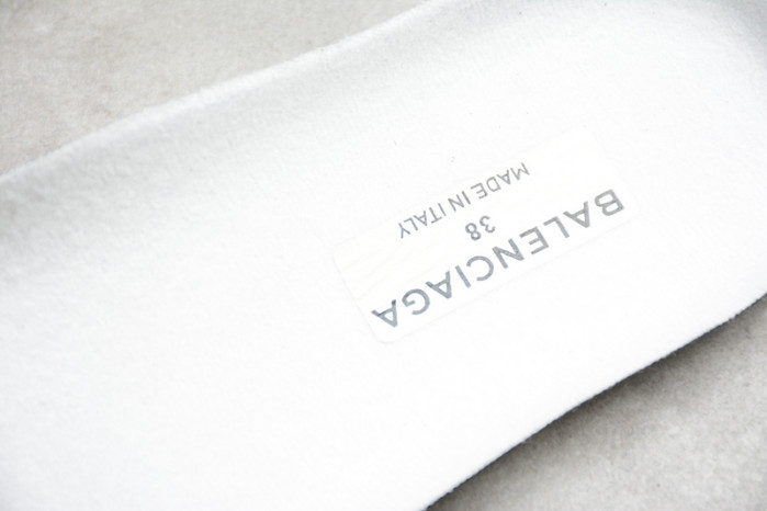 Ba*len*cia*ga triple s w09o5 9030