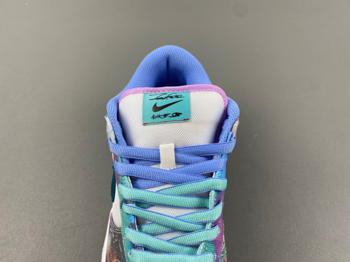 futura laboratories x nike sb dunk low hf6061-400