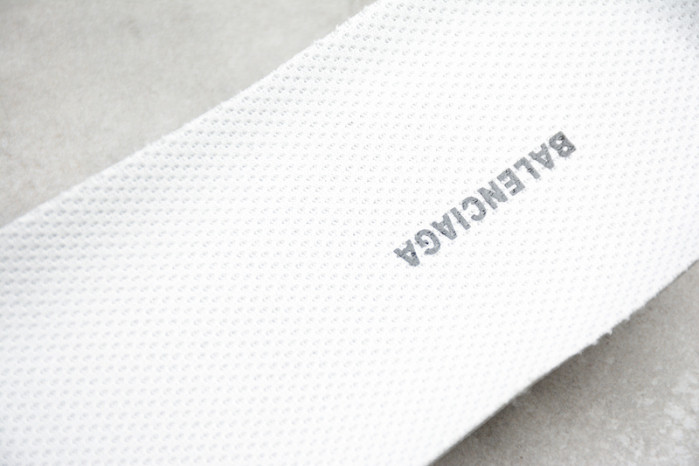 Ba*len*cia*ga triple s w09o5 9026