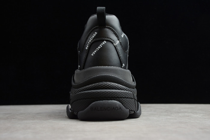 Ba*len*cia*ga triple s triple black tt2591